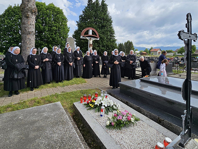NA grobu sestre ŽArke u gospićkom groblju gdje je i strijeljana 1946.                                                                                                                                                                                     